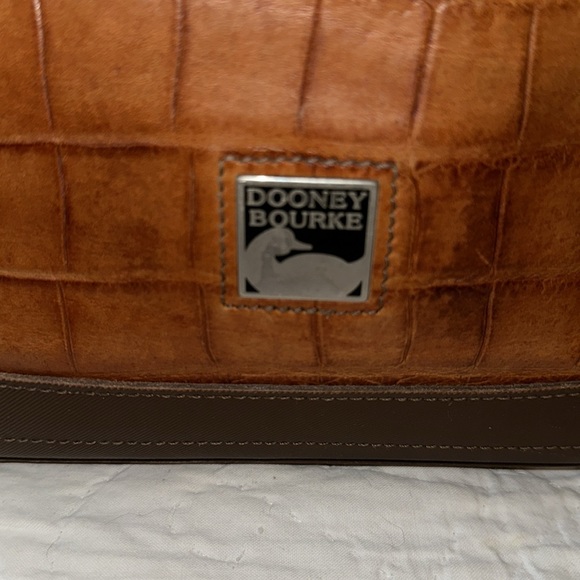 Dooney and Bourke 2-Tone Brown Croc Embossed large Bucket Tote Shoulder Bag (H) - Picture 3 of 9